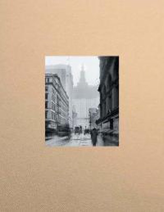 Photo noir et blanc d'une rue de New York avec des bâtiments, une calèche et une silhouette avec parapluie.