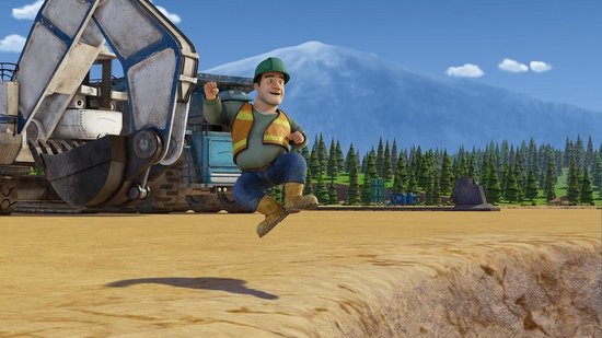 Bouwvakker met groene helm springt op een bouwplaats met berg op achtergrond.