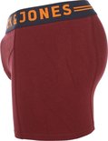Zijaanzicht van een bordeauxrode boxer met donkerblauwe elastische band met oranje tekst: JACK & JONES.
