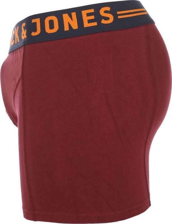 Zijaanzicht van een bordeauxrode boxer met donkerblauwe elastische band met oranje tekst: JACK & JONES.
