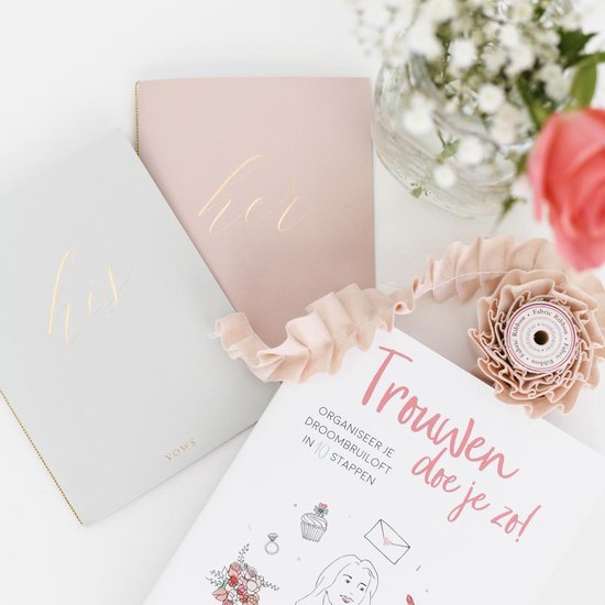 Boek 'Trouwen doe je zo!', twee notitieboekjes met de tekst 'his' en 'her' en een roze strik.