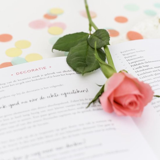 Een open boek met de tekst 'Trouwen doe je zo!' en een roze roos.