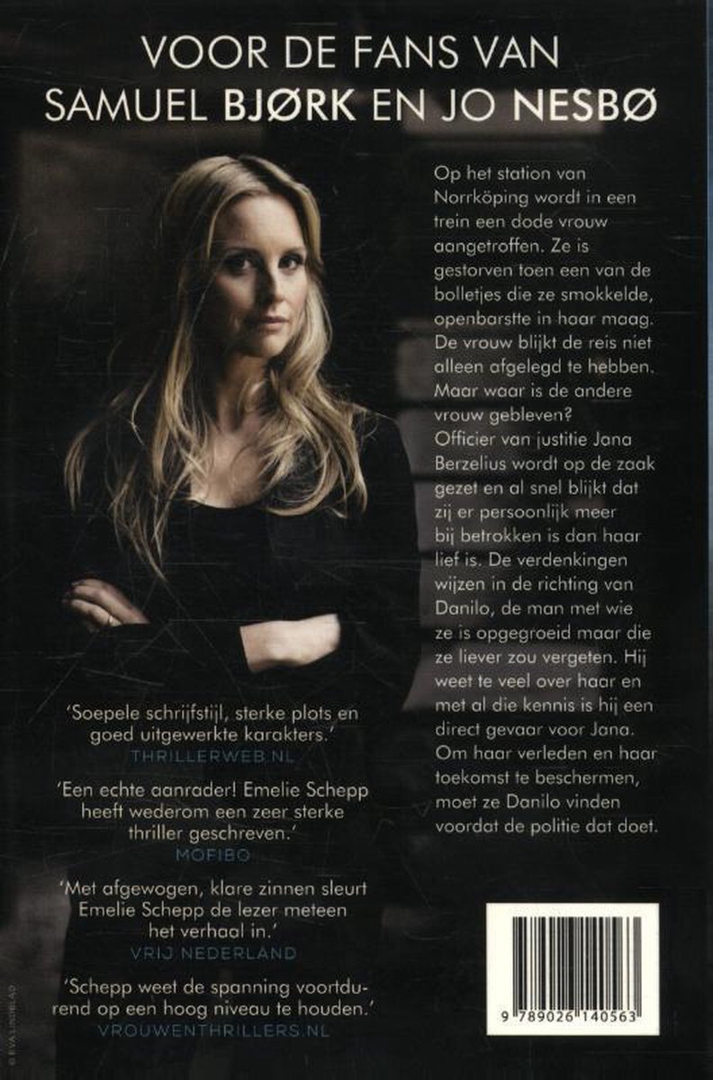 Achterkant van boek 'Narcotica'. Vrouw met lang blond haar, zwart topje. 'Voor de fans van Samuel Björk en Jo Nesbø'.