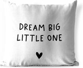 Buitenkussen - Engelse quote "Dream big little one" met een hartje tegen een witte achtergrond - 45x45 cm - Weerbestendig