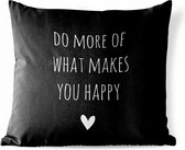 Buitenkussen Weerbestendig - Engelse quote "Do more of what makes you happy" met een hartje tegen een zwarte achtergrond - 50x50 cm