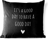 Sierkussen Buiten - Engelse quote "It's a good day to have a good day" met een hartje tegen een zwarte achtergrond - 60x60 cm - Weerbestendig