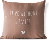 Buitenkussen - Engelse quote "Love without limits" met een hartje tegen een bruine achtergrond - 45x45 cm - Weerbestendig