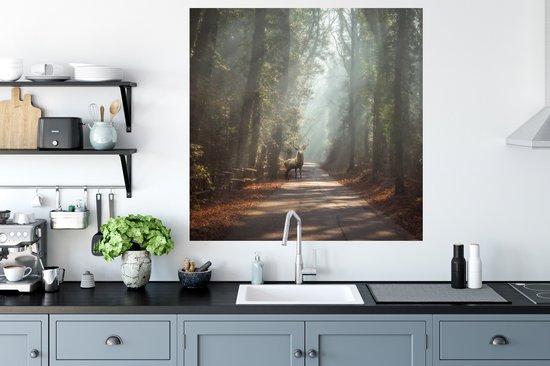 Sticker Muursticker Cerf - Cerf sur le chemin des inbos - 100x100 cm - Film adhésif autocollant - Sticker mural repositionnable XXL /