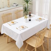 Rechthoekig wasbaar polyester tafelkleed met jacquard tafellinnen ornamenten. Het tafelkleed is vuilafstotend en onderhoudsvriendelijk. Afmetingen: 100 x 140 cm. Kleur: wit.