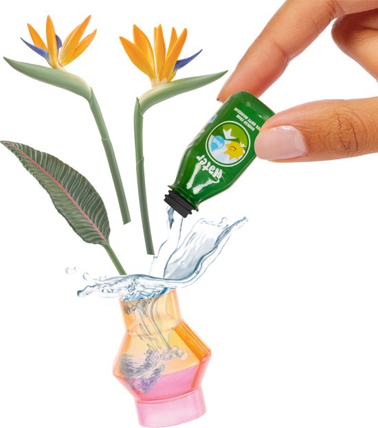 Bird of Paradise bloemen in vaas, hand voegt water toe uit flesje.