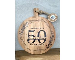 Creaties van Hier - serveerplank - 50 jaar getrouwd (stempel/rand tak/hart) - 45 cm - gepersonaliseerd cadeau - hout