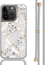 Casimoda® hoesje met grijs koord - Geschikt voor iPhone 14 Pro - Stone & Leopard - Afneembaar koord - TPU/polycarbonaat - Grijs