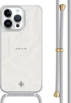 Casimoda® hoesje met grijs koord - Geschikt voor iPhone 14 Pro Max - Vive La Vie - Afneembaar koord - TPU/polycarbonaat - Grijs