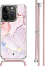 Casimoda® hoesje met rosegoud koord - Geschikt voor iPhone 14 Pro - Marmer roze paars - Afneembaar koord - TPU/polycarbonaat - Paars