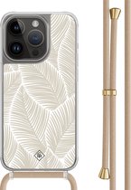 Casimoda® hoesje met beige koord - Geschikt voor iPhone 13 Pro - Palm Leaves Beige - Afneembaar koord - TPU/polycarbonaat - Bruin/beige