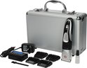 Zilverkleurige scheerkit koffer met tondeuse, oplader, batterij en opzetkammen.