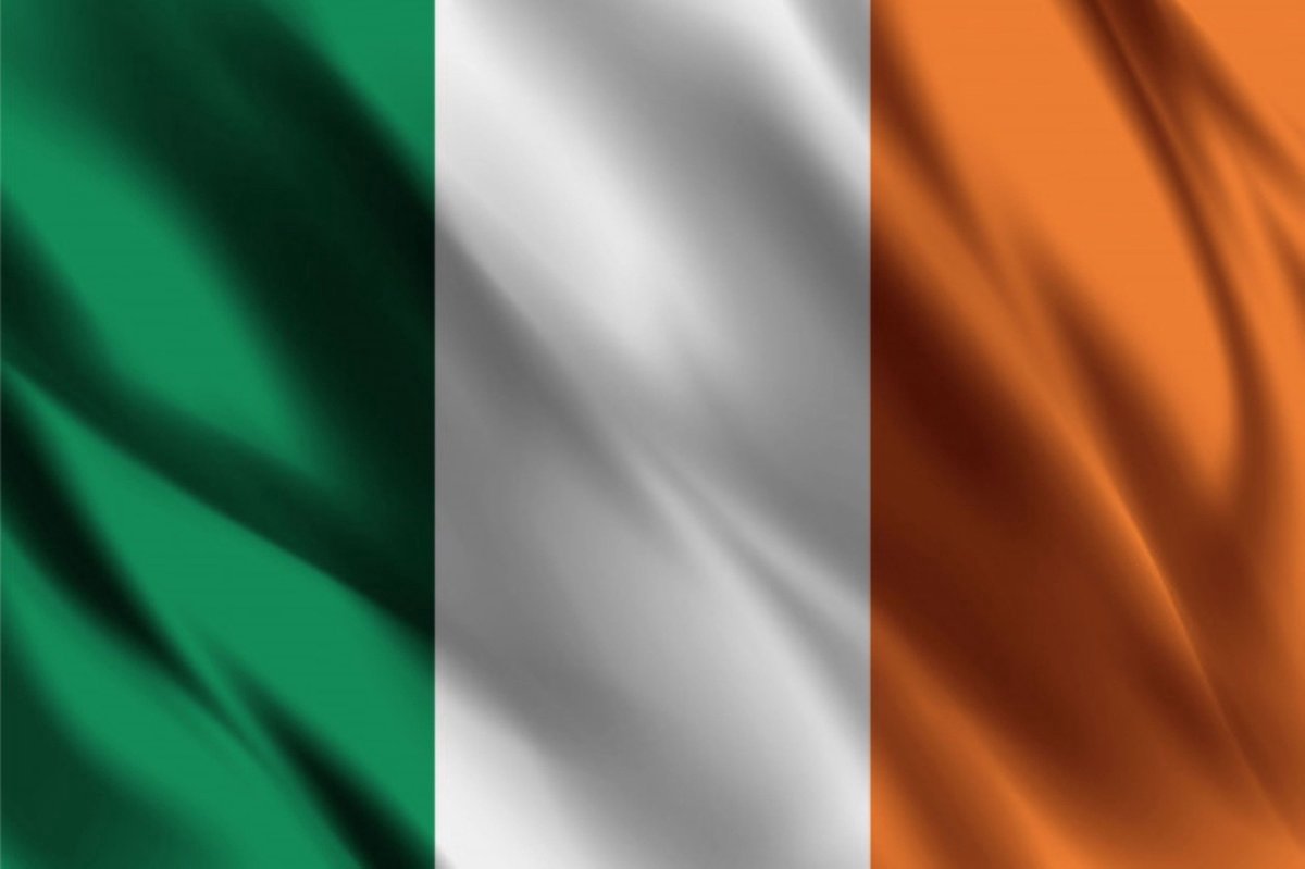 New Age Devi - Ierse Vlag - Ierland Vlag - 90x150cm - Ireland Flag - Originele Kleuren - Sterke Kwaliteit - Incl. Bevestigingsringen