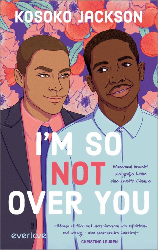 Boekcover met de titel 'I'M SO NOT OVER YOU'. Twee mannen, de ene met een lichte huidskleur en roze overhemd, de andere met een donkere huidskleur en lichtblauw overhemd, kijken elkaar aan. Op de achtergrond oranje fruit en bloemen.