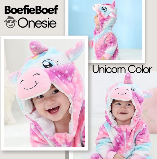 Een baby met een roze, blauwe en paarse eenhoorn onesie met sterrenprint.