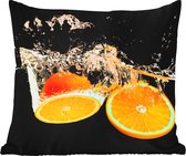 Buitenkussen Weerbestendig - Sinaasappel - Stilleven - Water - Zwart - Fruit - 50x50 cm