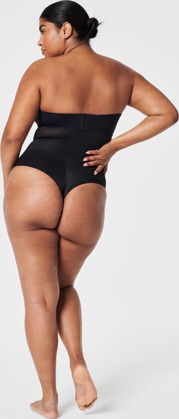 Mannequin vu de dos, portant une culotte taille haute noire avec un dos string, montrant les fesses.