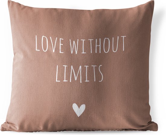 Tuinkussen - Engelse quote "Love without limits" met een hartje tegen een bruine achtergrond - 40x40 cm - Weerbestendig