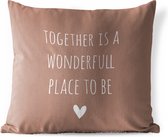 Sierkussen Buiten - Engelse quote "Together is a wonderfull place to be" met een hartje op een witte achtergrond - 60x60 cm - Weerbestendig