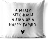 Sierkussen Buiten - Engelse quote "A messy kitchen is a sign of a happy family" op een witte achtergrond - 60x60 cm - Weerbestendig