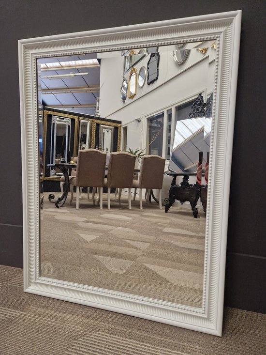 Spiegel witte lijst - Wandspiegel Cesarino Wit Buitenmaat 91x116 cm - Luxe spiegel voor modern landelijk interieur als schouwspiegel of halspiegel - Ophanghaken gemonteerd horizontaal en verticaal - Duurzaam en veilig glas met facetrand