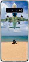 Geschikt voor Samsung Galaxy S10 hoesje - Strand - Zee - Vliegtuig - Siliconen Telefoonhoesje