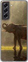 Telefoonhoesje Geschikt voor Samsung Galaxy S21 FE hoesje - Olifant - Water - Dieren - Natuur - Siliconen Telefoonhoesje