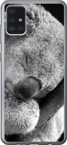 Geschikt voor Samsung Galaxy A52 5G hoesje - Slapende koala op zwarte achtergrond in zwart-wit - Siliconen Telefoonhoesje