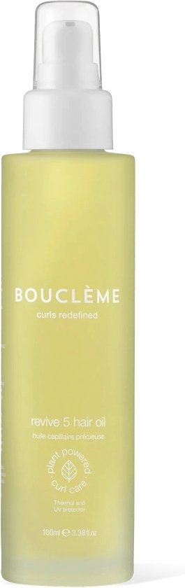 Gele fles met witte pomp, met het label 'BOUCLÈME curls redefined revive 5 hair oil'.