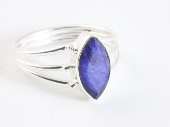 Opengewerkte zilveren ring met blauwe saffier - maat 17.5