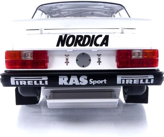 Achterkant van een witte Volvo 240 Turbo raceauto met "NORDICA" logo, racestrepen, "Pirelli" en "RAS Sport" op de bumper.