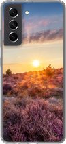 Geschikt voor Samsung Galaxy S21 FE hoesje - Bloeiende heide tijdens zonsondergang in Nederland - Siliconen Telefoonhoesje