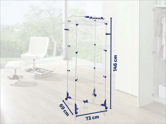 Wit met blauwe accenten, deze droogtoren heeft drie lagen droogrekken en wieltjes, met afmetingen 146x69x73 cm.