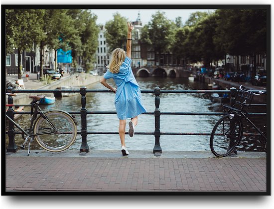 Prachtige foto van Amsterdam met een gracht en fietsen Fotolijst met glas 30 x 40 cm - Prachtige kwaliteit - Nederland - Foto - Poster - Glazen plaat ervoor - inclusief ophangsysteem
