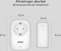 Afmetingen van een witte deurbel (8,2 cm x 3,6 cm) en een witte stekker-ontvanger (10 cm x 6,5 cm).