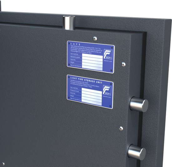 Zware grijze kluisdeur met twee blauwe certificaatplaten. De bovenste plaat is gelabeld 'SAFE'.
