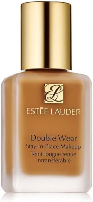 Estée Lauder Double Wear foundation in een glazen fles met gouden dop. De foundation is medium bruin van kleur.