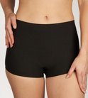 Close-up van zwarte katoenen shorts op model.