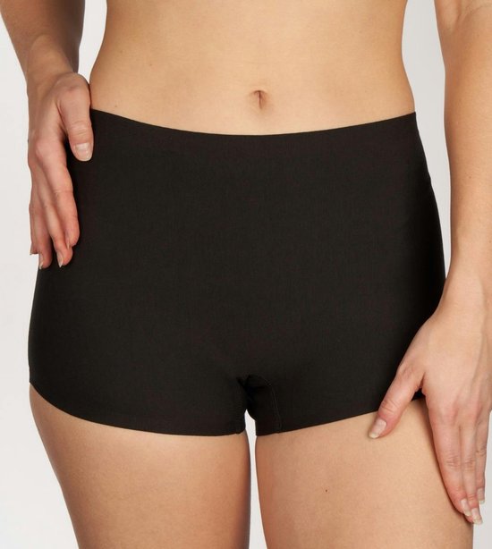 Close-up van zwarte katoenen shorts op model.