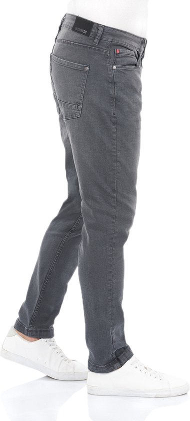 Man in grijze, regular/straight fit jeans.