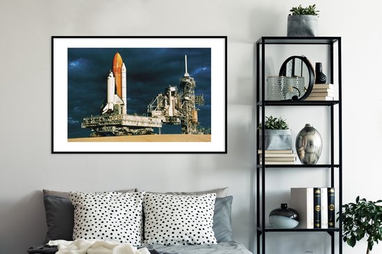 Photo en cadre - Les préparatifs pour le lancement de la navette spatiale dans le cadre photo du soir noir avec passe-partout blanc xxl 120x80 cm - Affiche sous cadre (Décoration murale salon / chambre)