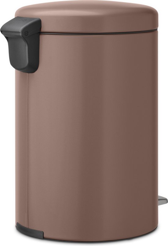 Bruine prullenbak met een geborsteld metalen deksel met handvat en een zilveren voetpedaal.