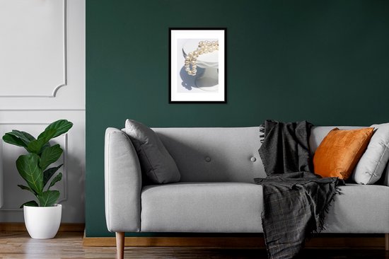 Collier de perles sur socle blanc