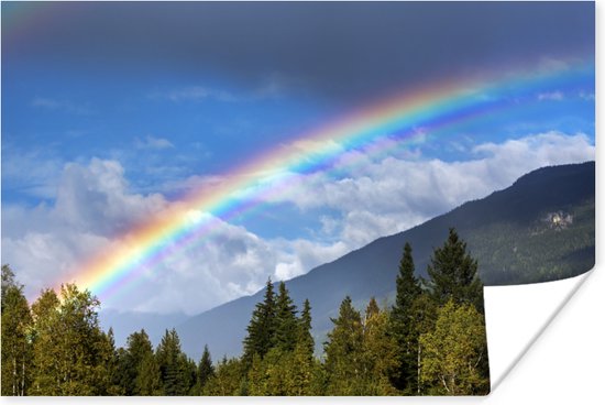 Poster Een duidelijke regenboog over de bergen - 90x60 cm