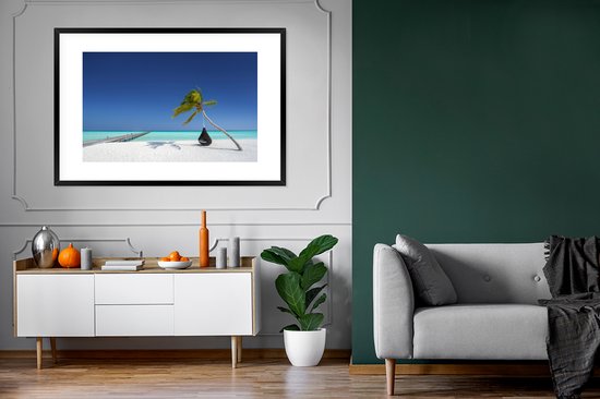 Photo en cadre - Une plage de sable blanc avec un hamac près des Maldives Cadre photo noir avec passe-partout blanc xxl 120x80 cm - Affiche sous cadre (Décoration murale salon / chambre) / Mer et plage
