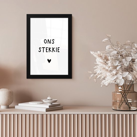 Affiche avec cadre Citation hollandaise : 'Ons spotkie' avec coeur noir sur fond blanc - 20x30 cm